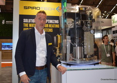 Martijn Worst of Spirotech, new in a corner of the booth at Zantingh. The company supplies water treatment systems to prevent corrosion. The techniques are already widely used in the utility industry and now they are making the leap to greenhouse horticulture, where, for example, switching to lower-temperature water for heating increases the risk of corrosion.